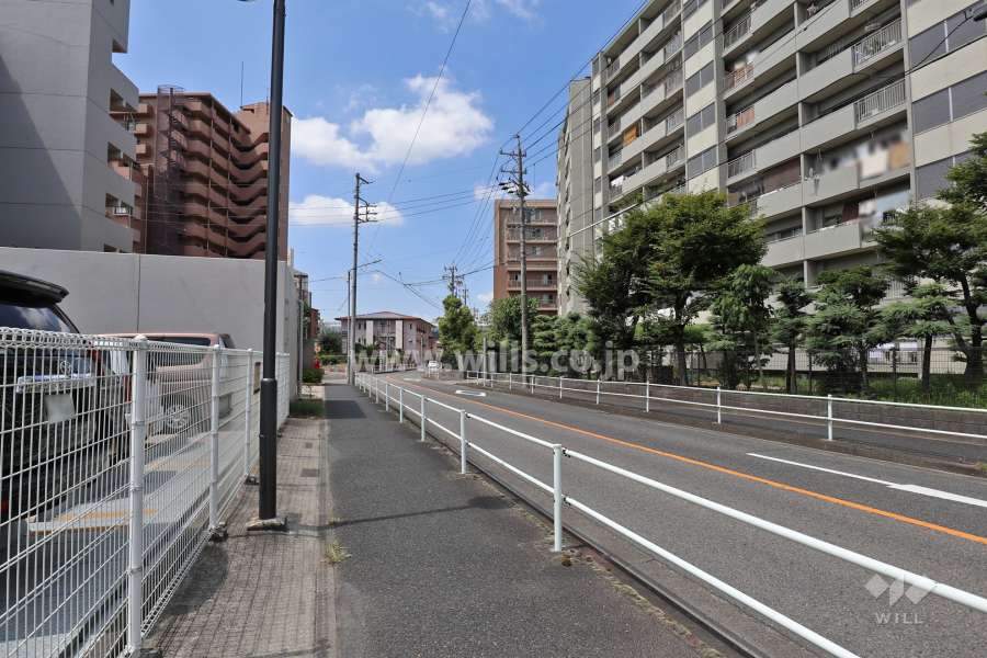 敷地南側の前面道路(東側から)