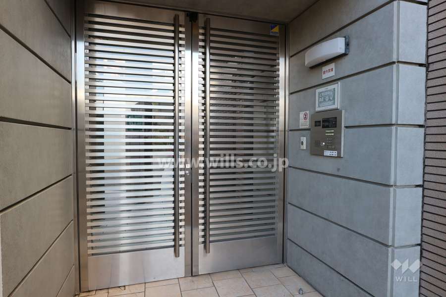 エントランスはオートロック付きです。