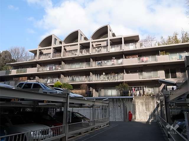 北千里グランドパークスクエアA棟の南側には駐車場があります。