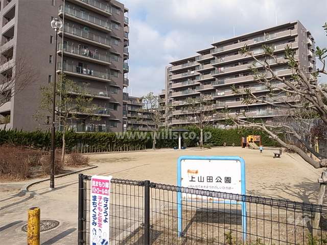 敷地東側に隣接して上山田公園があります。