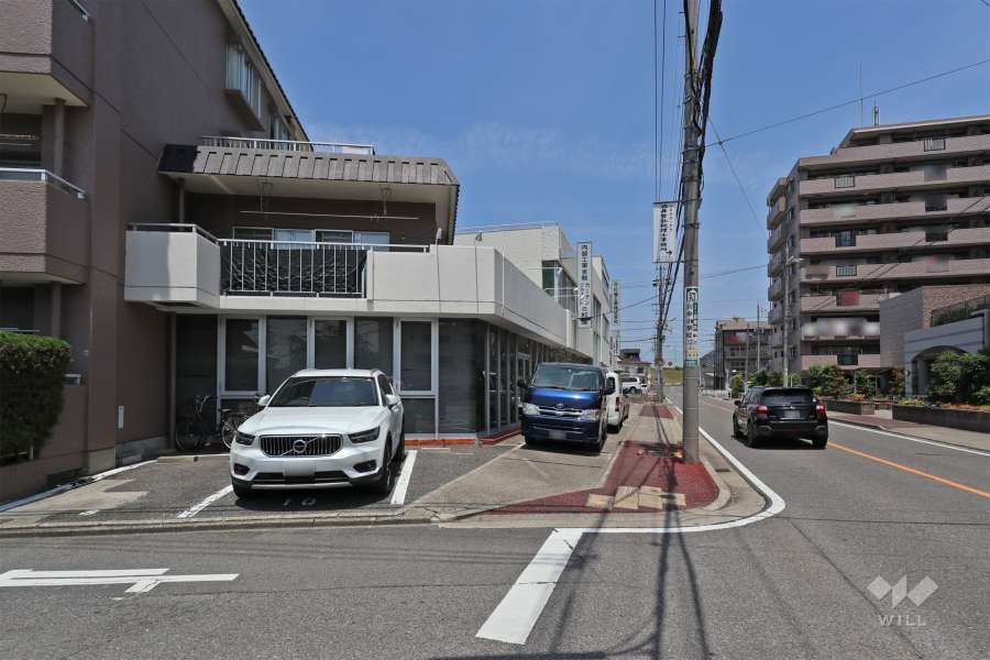 敷地東側の前面道路と1Fテナント