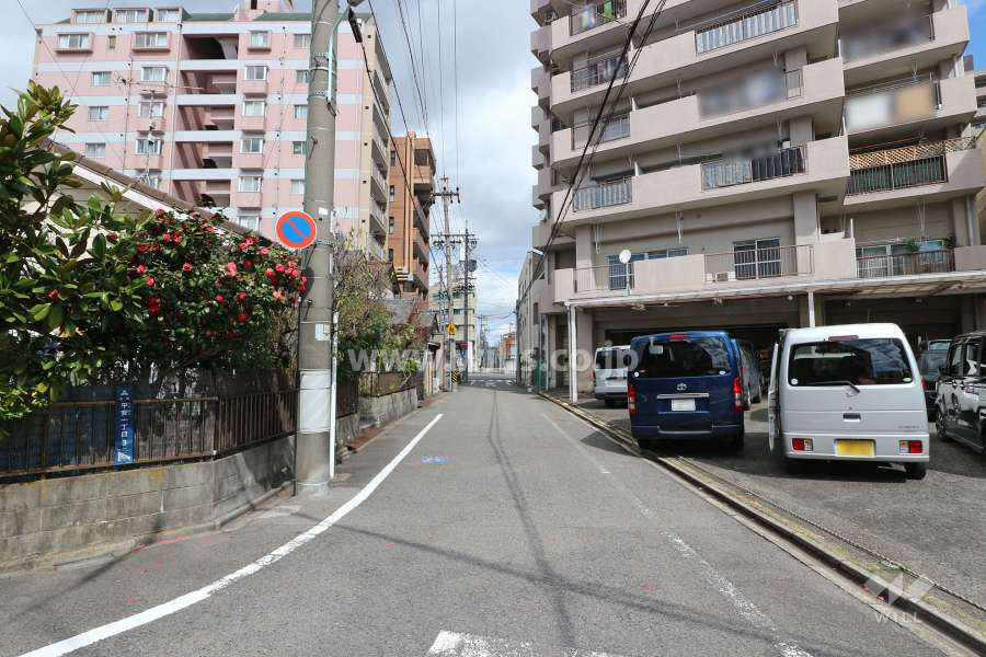 敷地西側の前面道路