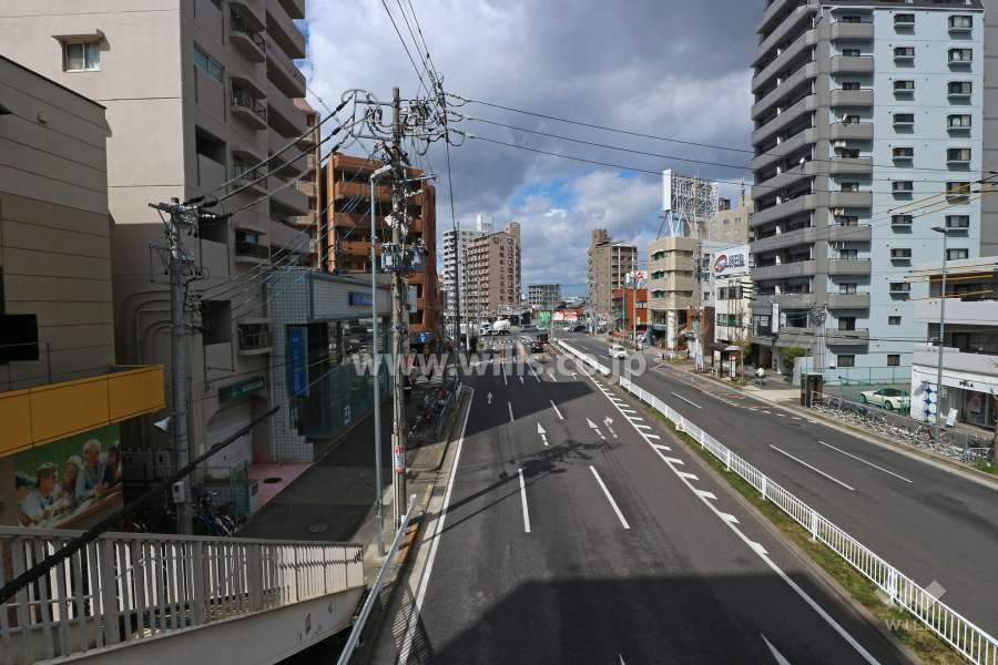 敷地北東側には片側三車線の幹線道路が通っています。（名古屋市道名古屋環状線）