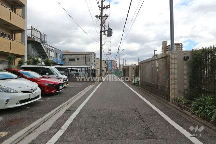 敷地南側の前面道路（西側から)