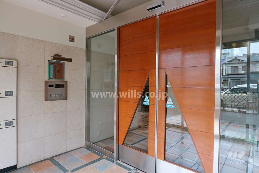 エントランスはオートロック付きです