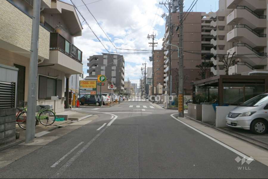 敷地北東側の前面道路（北西側から）