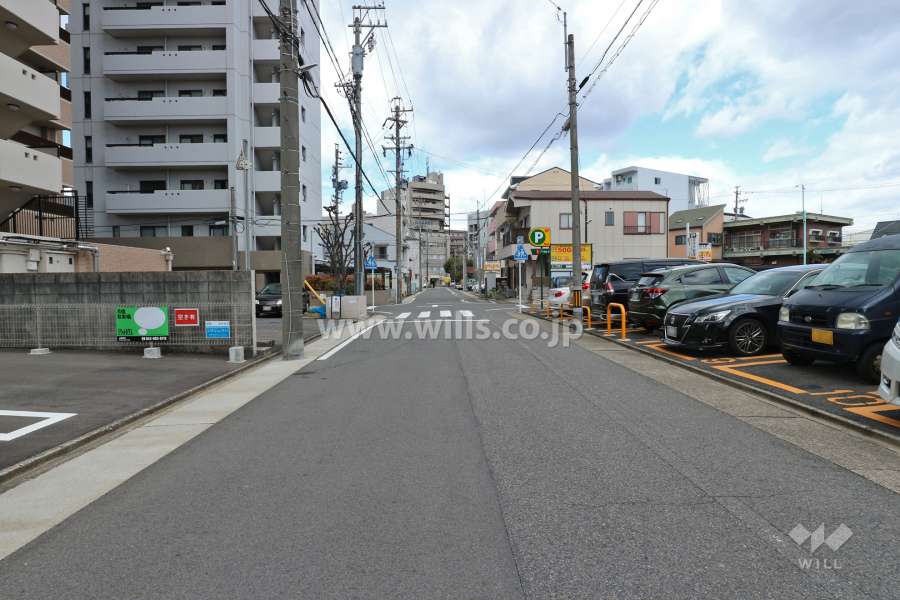 敷地北東側の前面道路（南東側から）