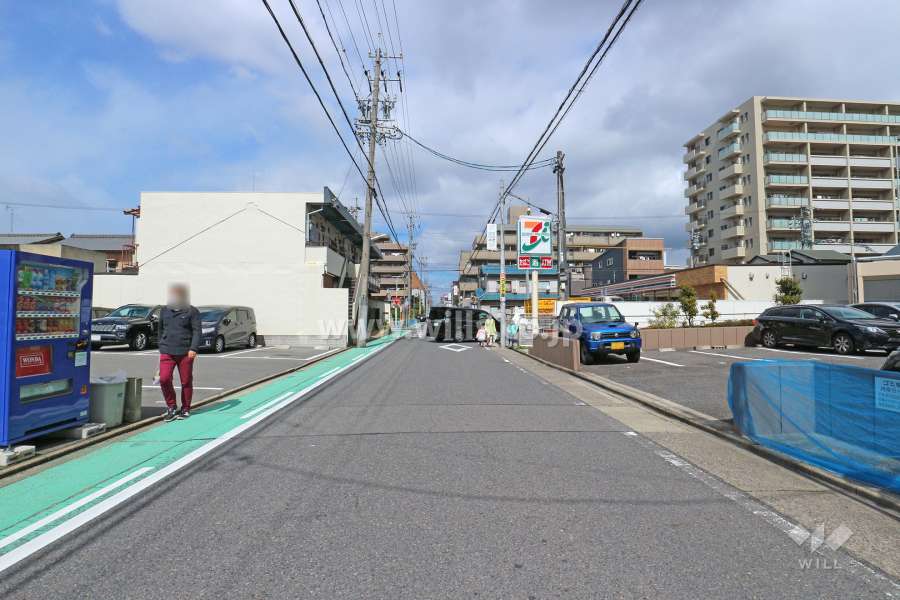 敷地西側の前面道路