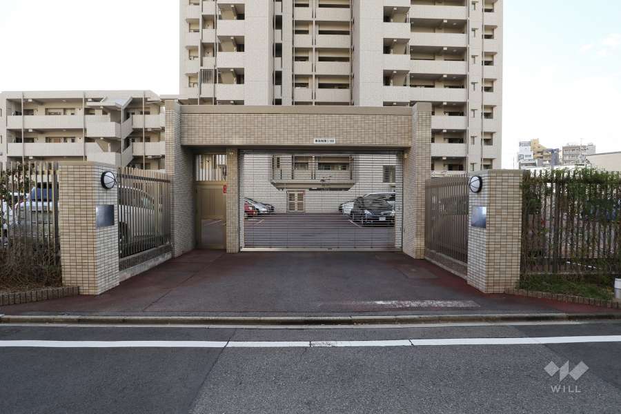 駐車場出入り口（リングシャッター付き）・敷地内駐車場（屋外平面式）