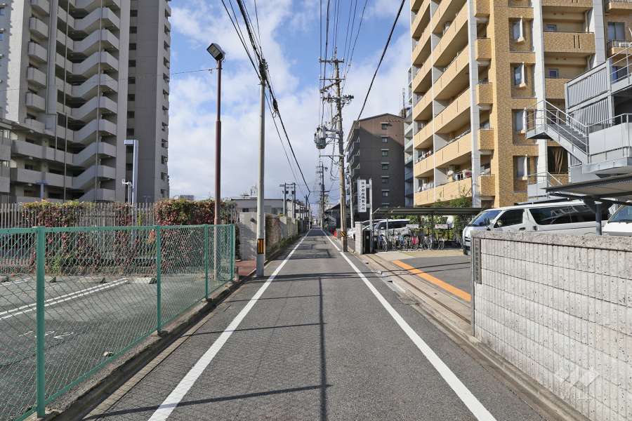 敷地北側の前面道路