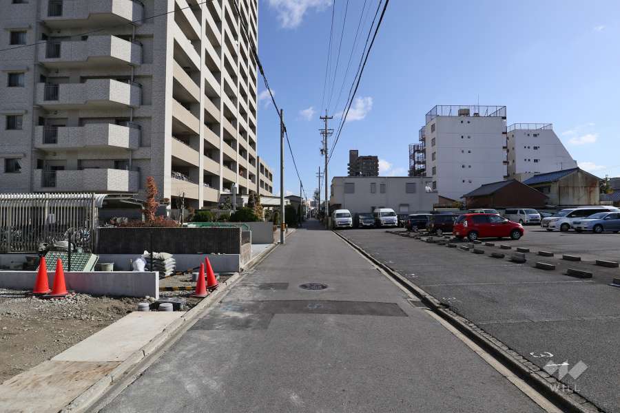 敷地南側の前面道路