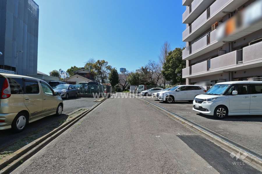 敷地南側の前面道路（東側から）