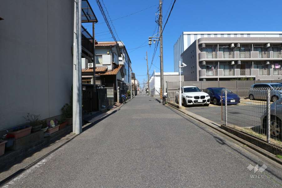 敷地西側の前面道路