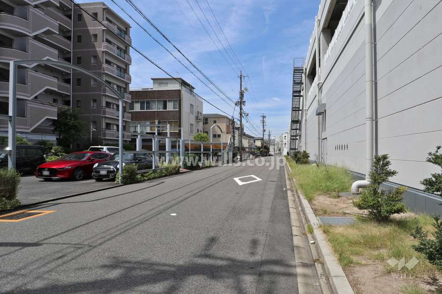 敷地北側の前面道路（東側から）