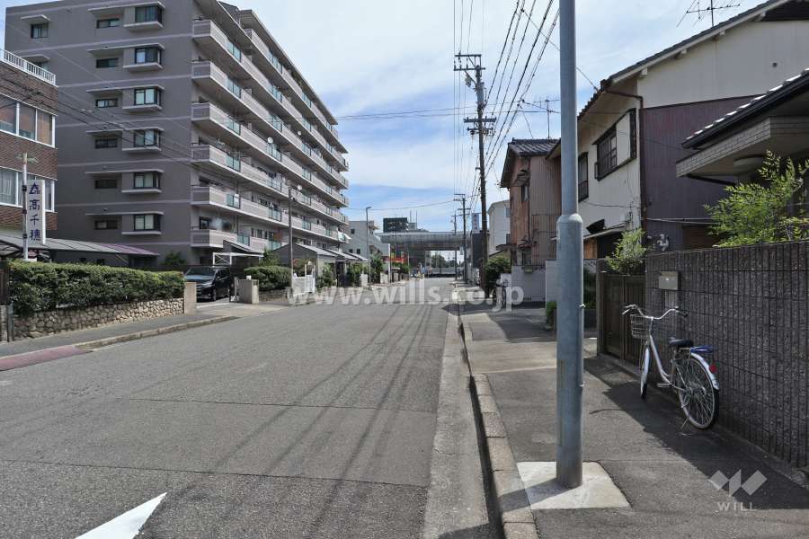 敷地南側の前面道路（西側から）