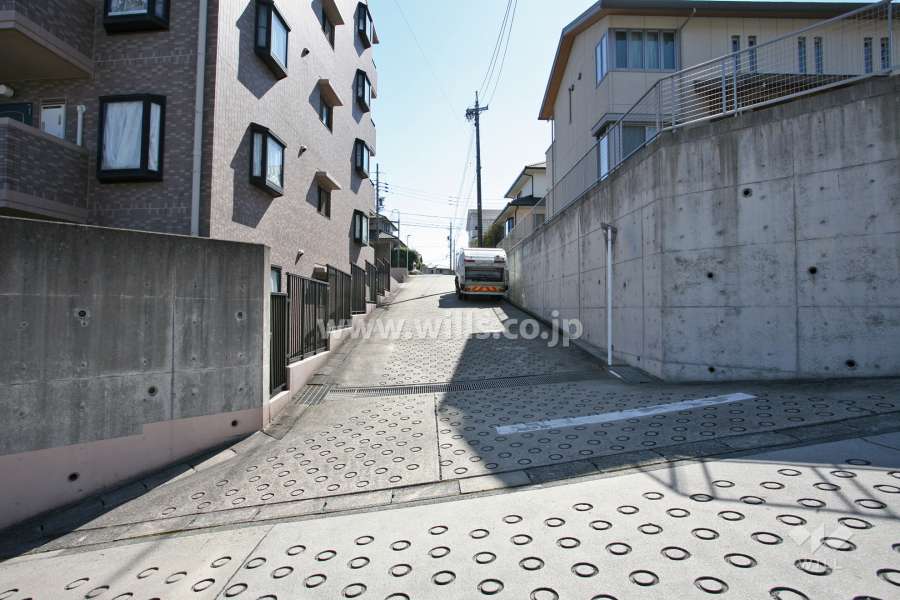 敷地西側の前面道路(北側から)