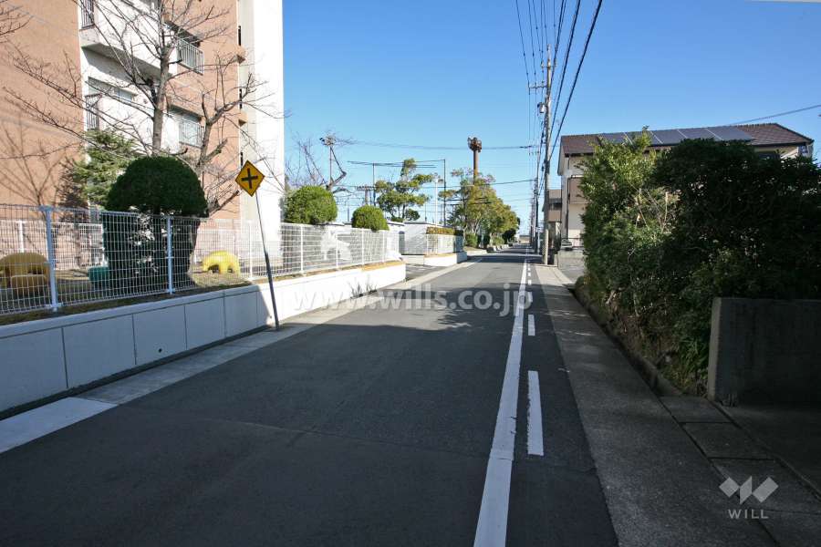敷地東側の前面道路(南側から)