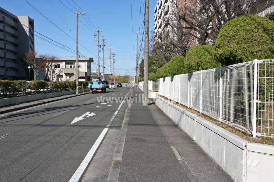 敷地南側の前面道路(東側から)