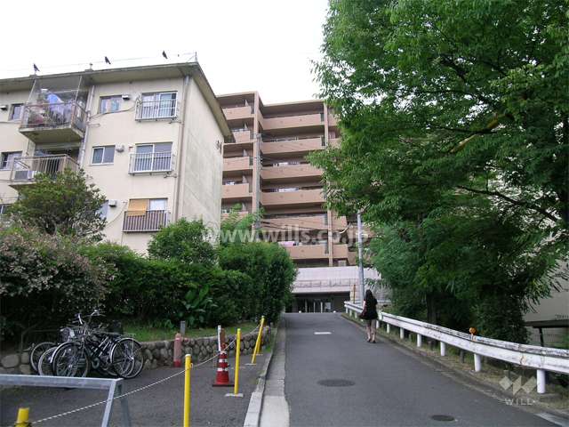 駅からの道のりに一部坂があります。