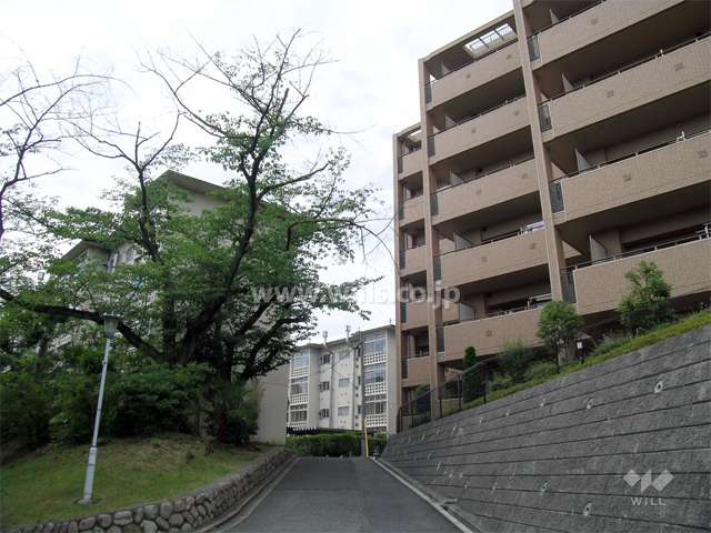 周辺にはマンションや団地が立ち並んでいます。