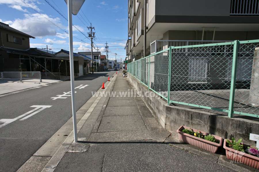 敷地南側の前面道路(東側から)