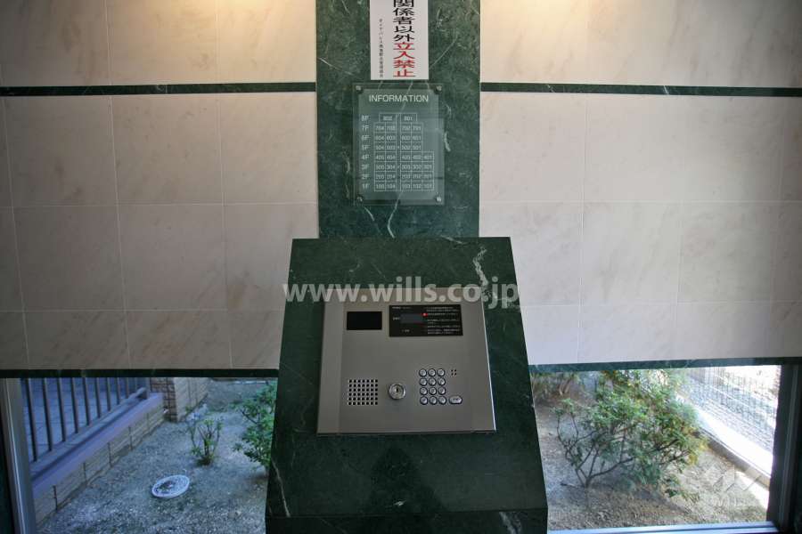 オートロックと案内板