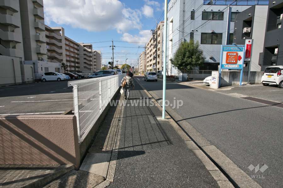 敷地北側の前面道路(東側から)