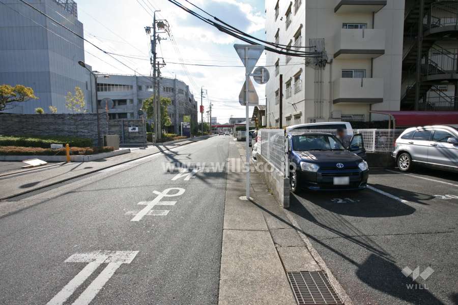 敷地東側の前面道路(北側から)