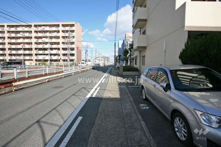 敷地西側の前面道路(南側から)