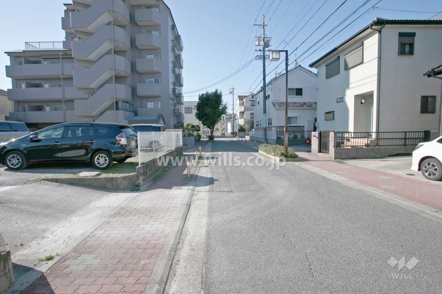 敷地西側の前面道路(北側から)