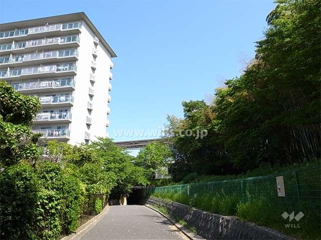敷地東側は緑地、敷地北側にはモノレール、中央環状線などが走っています。