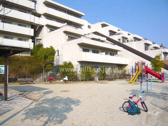 名塩石坂公園に隣接しています。