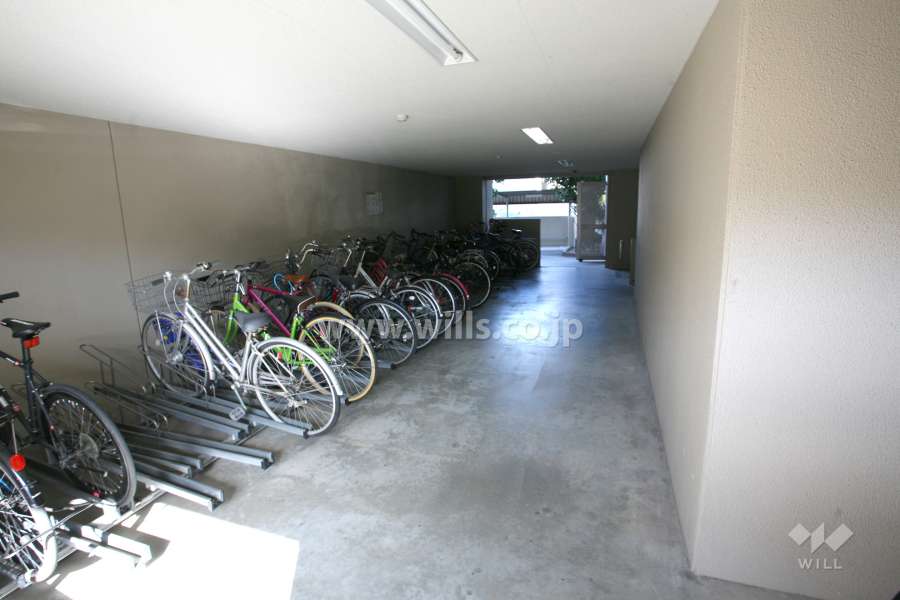 屋内に設けられた駐輪場