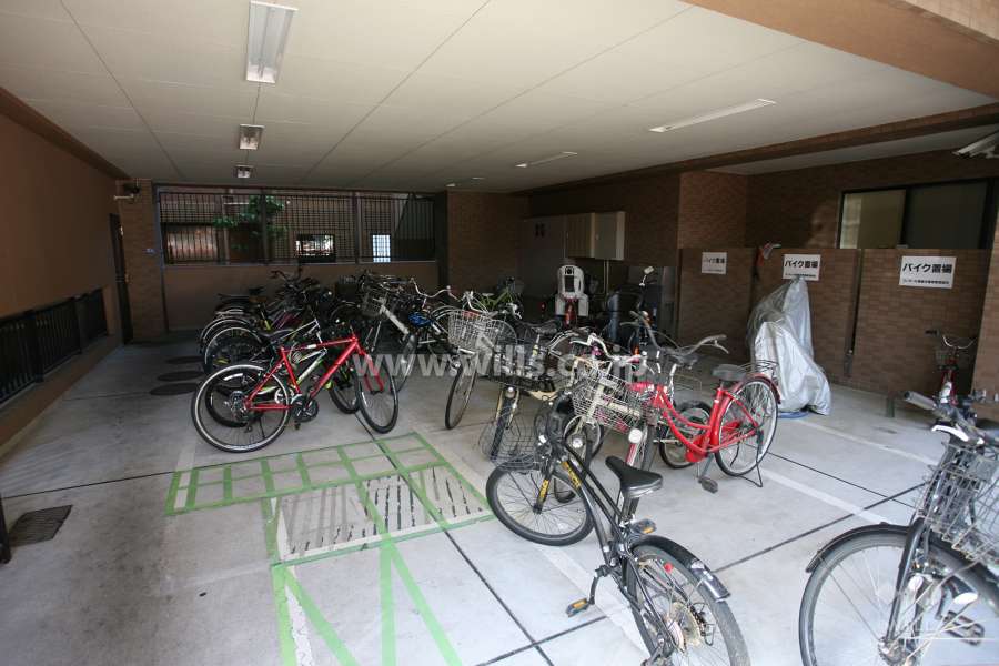 屋内に設けられた駐輪場