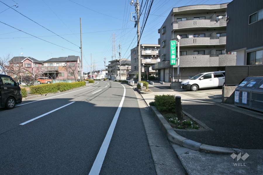 敷地西側の前面道路（南側から）