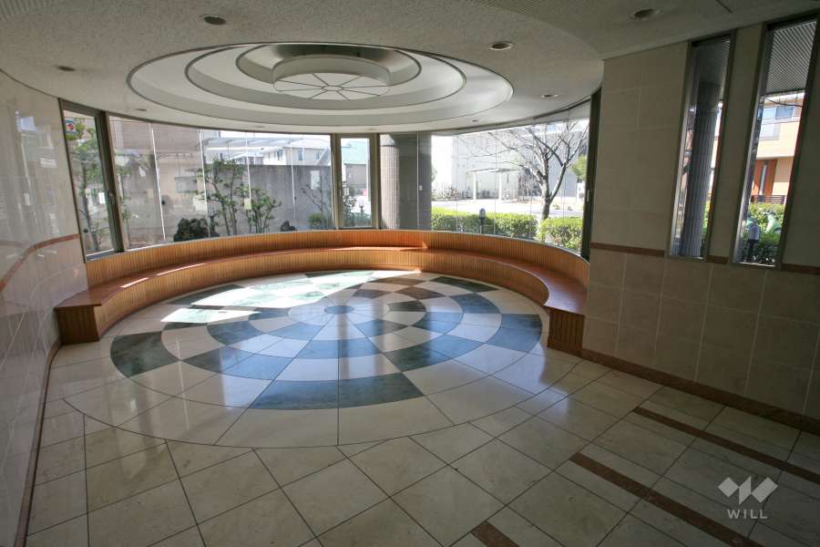 ガラス張りで開放感のあるエントランスホール