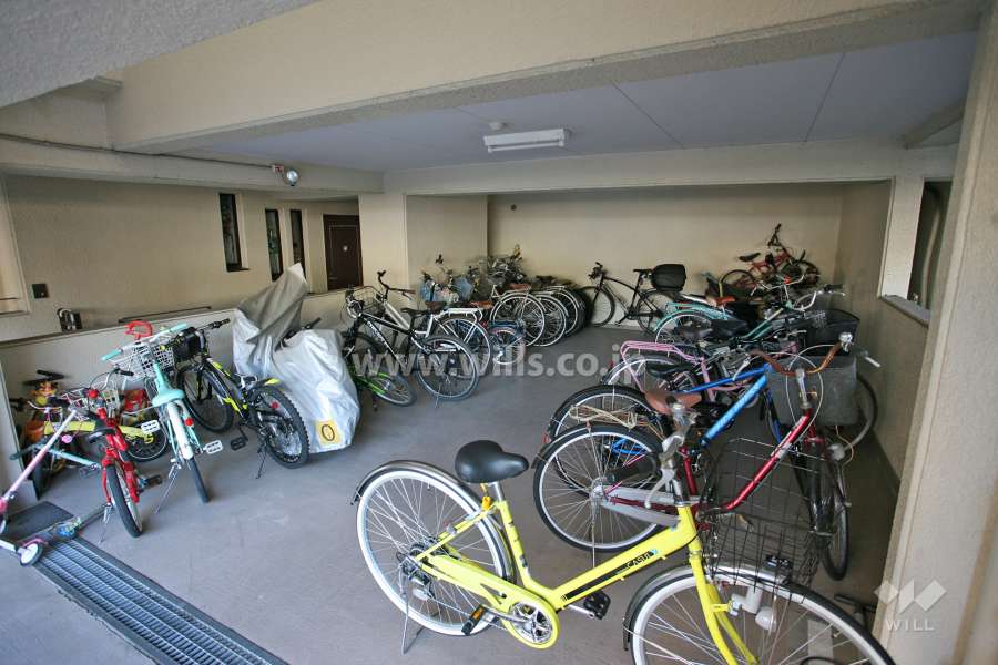 屋内に設けられた駐輪場