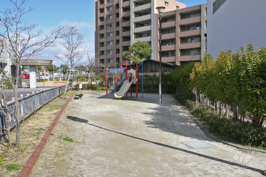敷地に隣接境松南公園