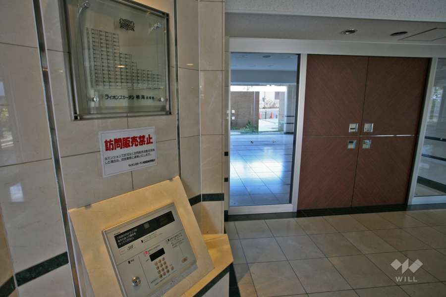 エントランスはオートロック付きです。