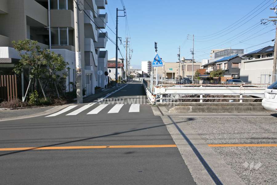 敷地北側の前面道路(東側から)