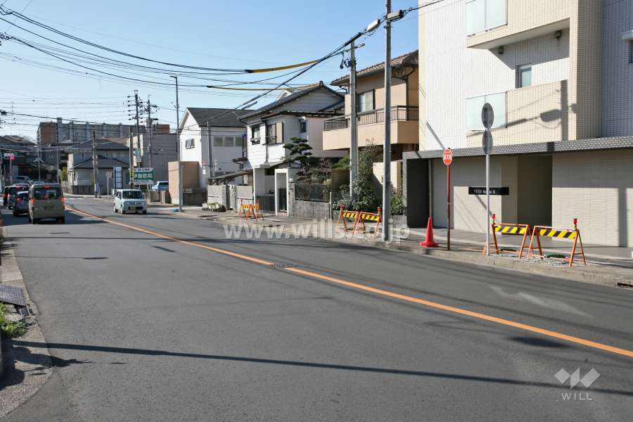 敷地東側の前面道路(北側から)