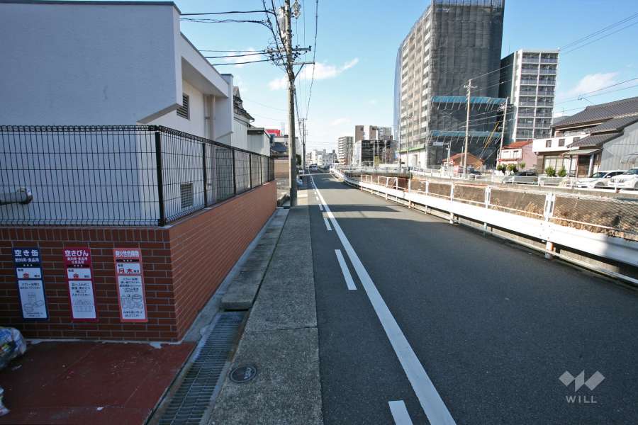 敷地北東側の前面道路（南東側から）
