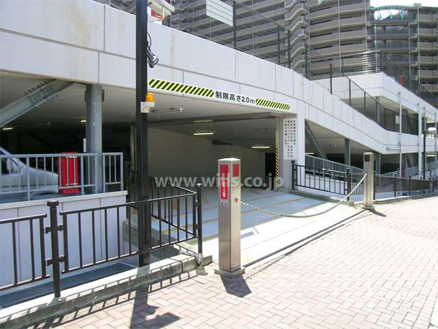 駐車場の入り口にはロボットゲート付き