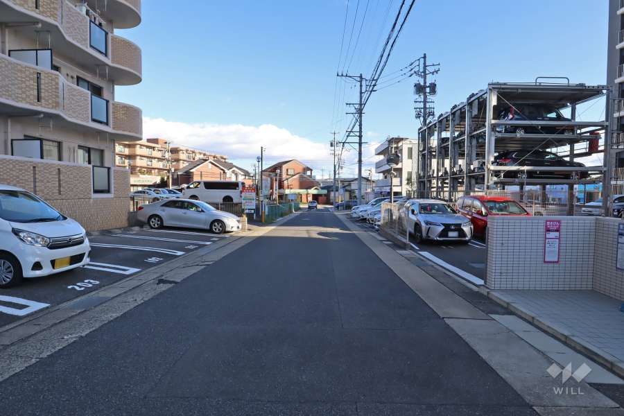 敷地北側の前面道路（西側から）