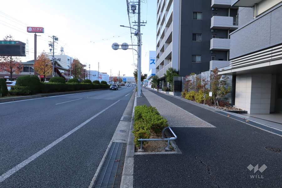 敷地南側の前面道路（東側から）