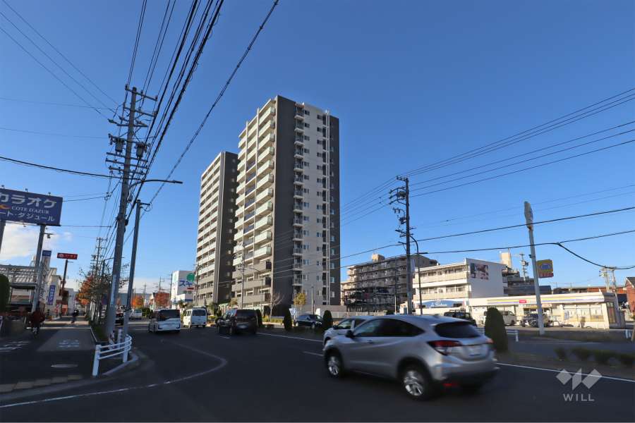 プレイズ徳重ミッドヒルズの遠景。周辺は住宅の他、店舗や事務所などが混在する街です。