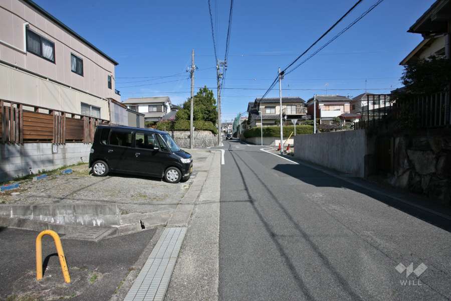 敷地東側の前面道路（南側から）