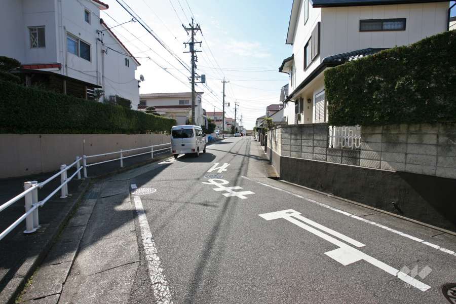 敷地西側の前面道路（北側から）