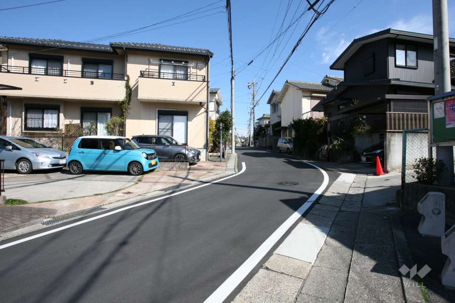 敷地北西側の前面道路（南西側から）