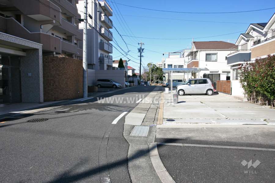 敷地北側の前面道路(東側から)